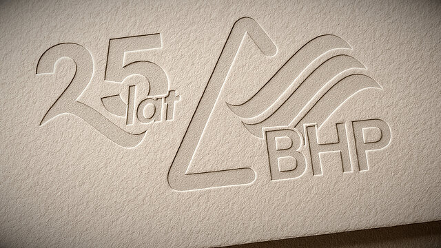 Grafika przedstawia kartkę papieru czerpanego z wytłoczonym znakiem studiów podyplomowych bezpieczeństwo i higiena pracy na okoliczność dwudziestopięciolecia.